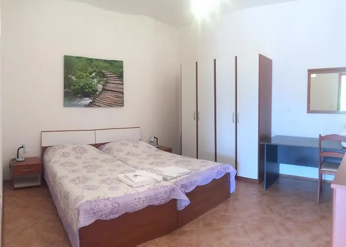 Διαμέρισμα Flora